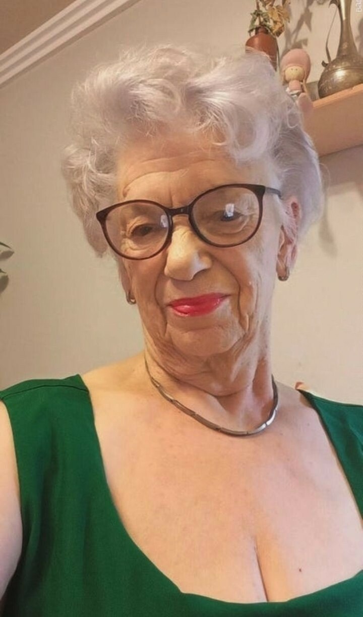 Oldslut with red lipstick — 32