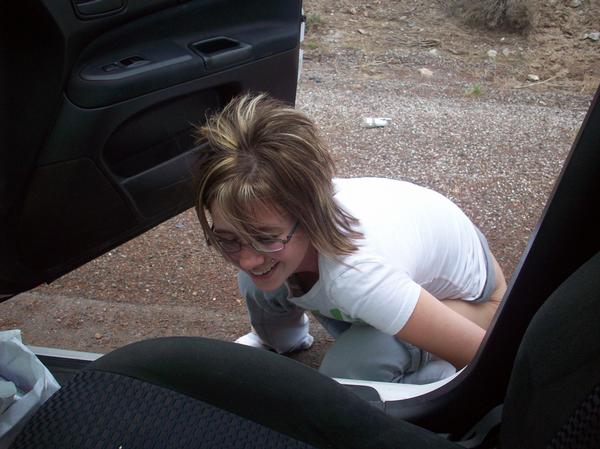 Girls Going to the Toilet Outdoors — 7